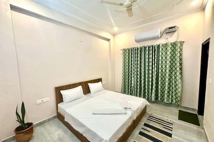 Room 5 of 8