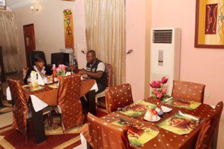 Dining 4 of 21