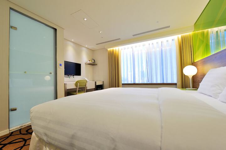 Room 52 of 171