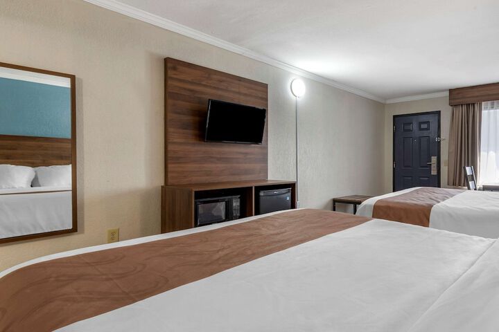 1 Queen Bed (3 of 9)