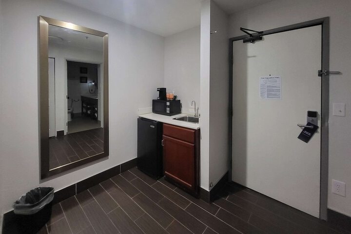 Room 15 of 83
