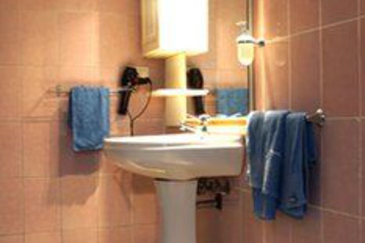 Room 4 of 9