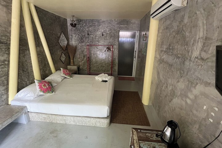 Room 11 of 100