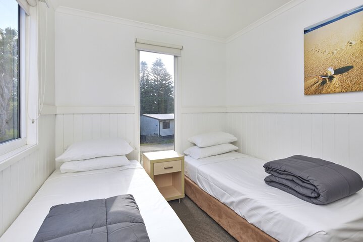 Room 4 of 102