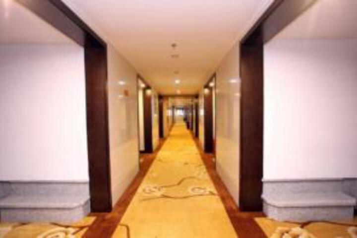 Ronggui Hotel (Chengdu Baicao Road Metro Station)