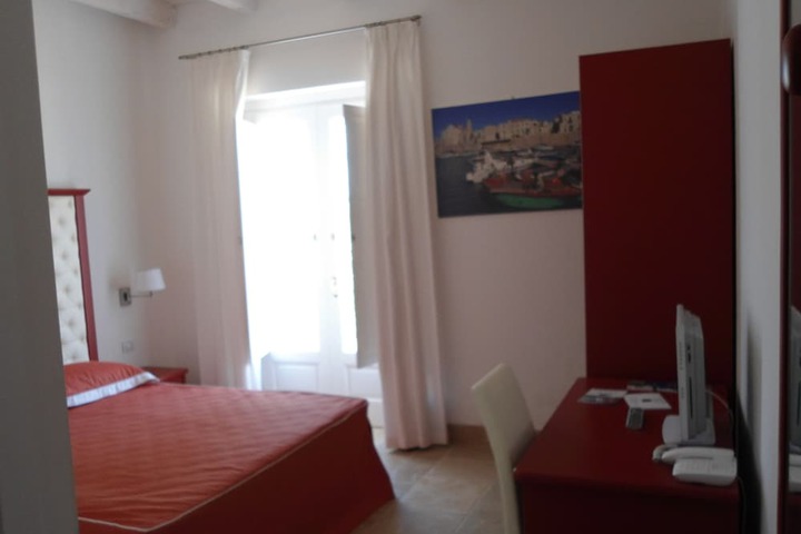Room 3 of 37