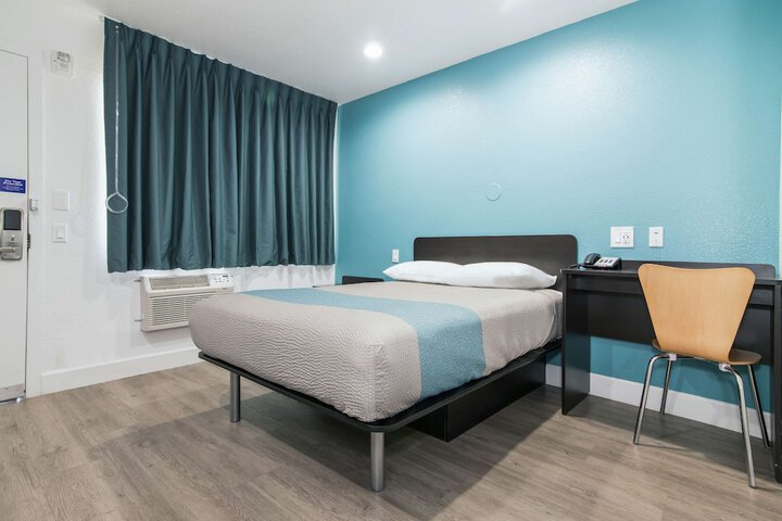 1 Queen Bed Micfridge (3 of 5)