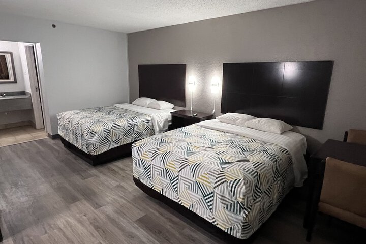 2 Queen Beds Micfridge (2 of 7)