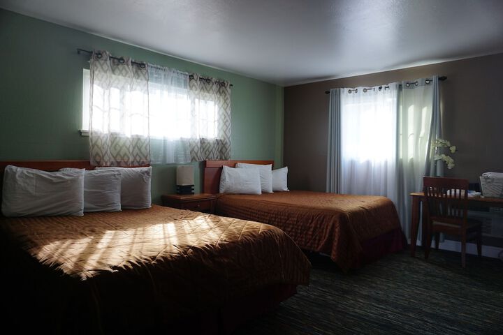 1 Queen Bed (15 of 18)