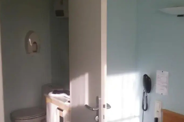 Room 5 of 10