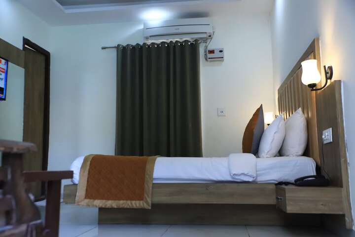 Room 27 of 178