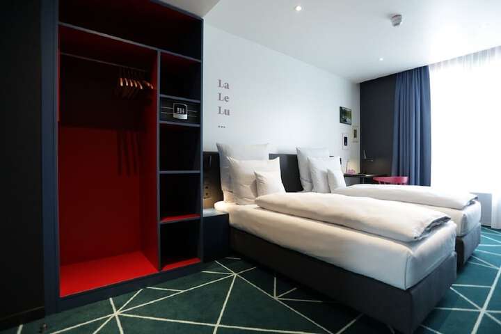 Room 6 of 25