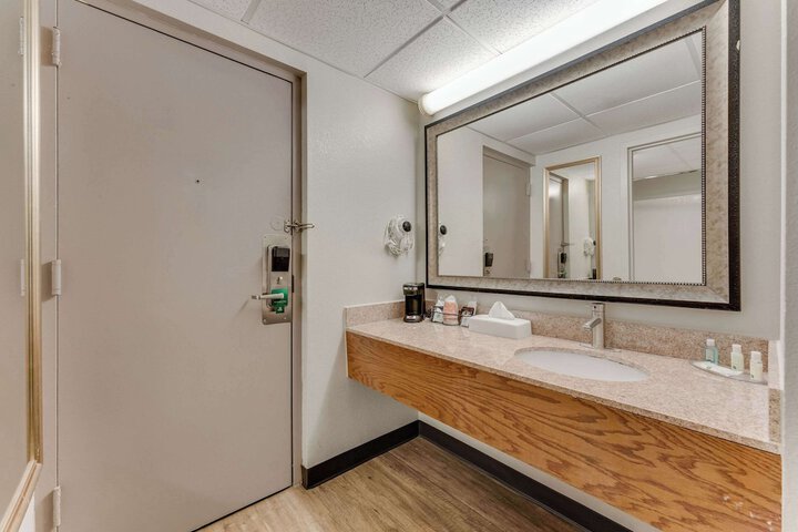 Standard Room, King or Two Doubles (7 of 8)