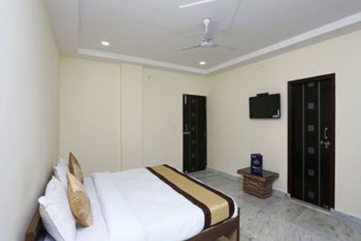 Room 11 of 23