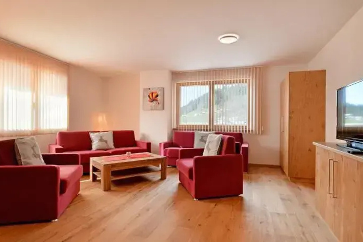 Room 5 of 10