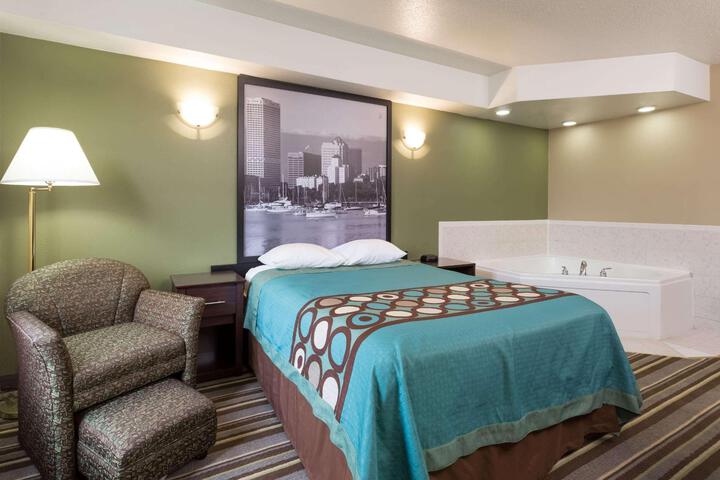 1 Queen Bed (16 of 24)