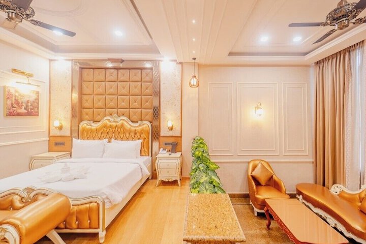Room 8 of 17