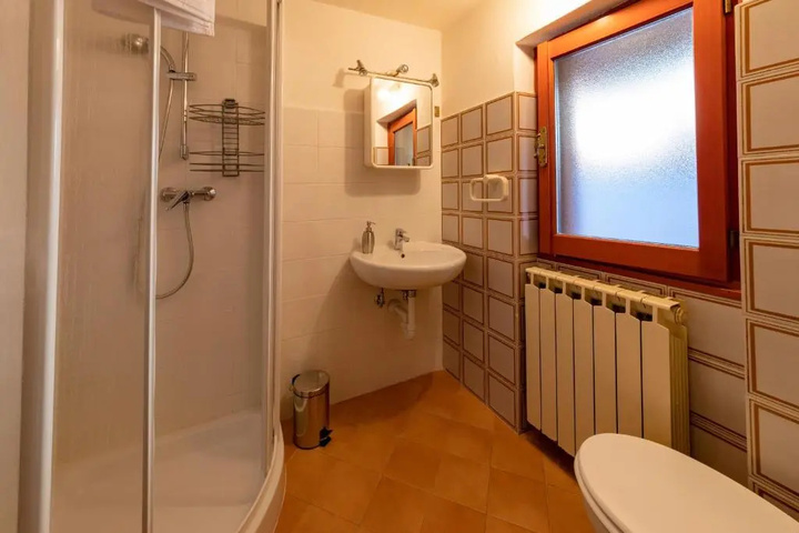 Room 5 of 10