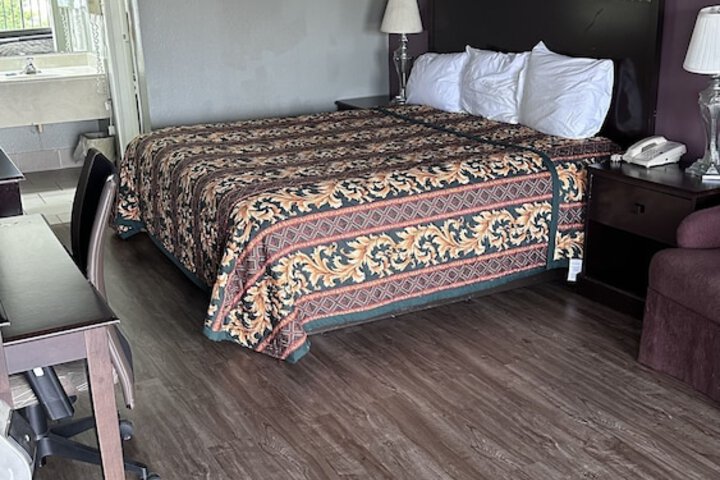 Deluxe Room 1 King Bed Accessible (11 of 16)