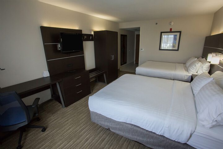 2 Queen Beds (11 of 17)