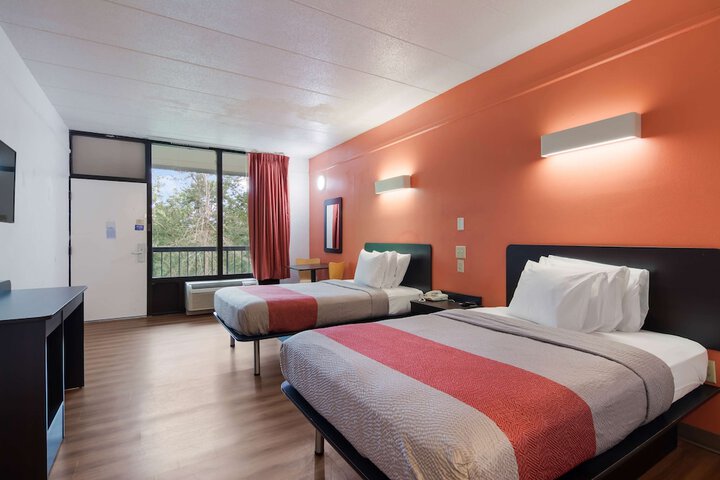 2 Double Beds (7 of 9)