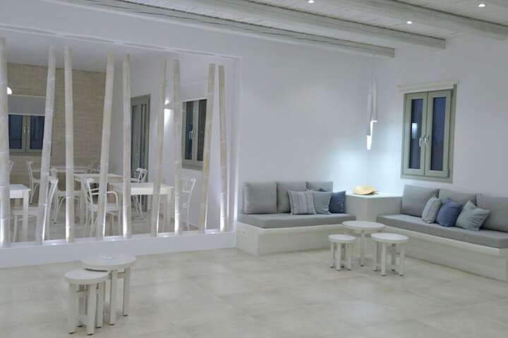 Lounge 49 of 62