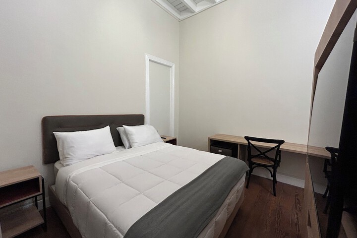 Room 13 of 36