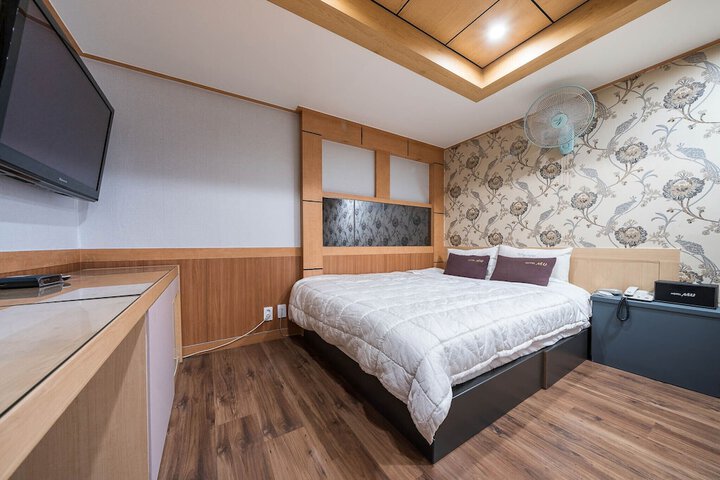 Room 13 of 34