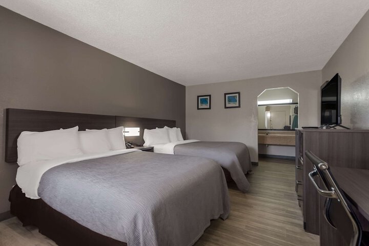 2 Double Beds (4 of 8)