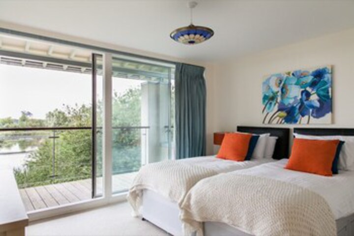 Room 2 of 6