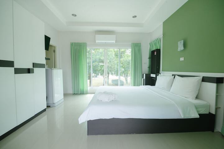 Room 12 of 104