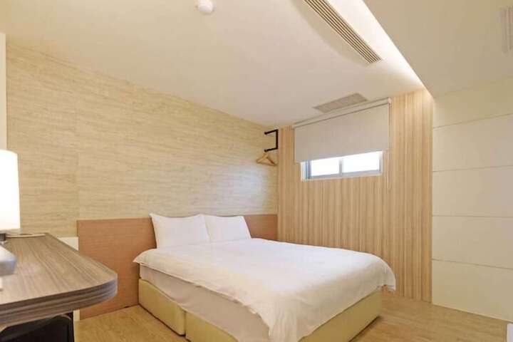 Room 16 of 19
