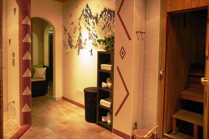 Room 4 of 16