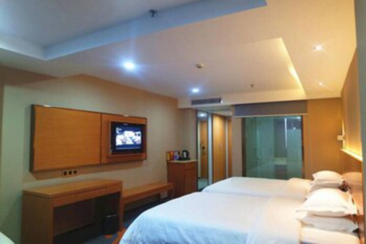 Room 5 of 13