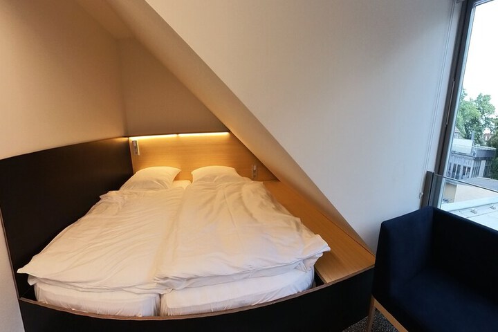 Room 50 of 93