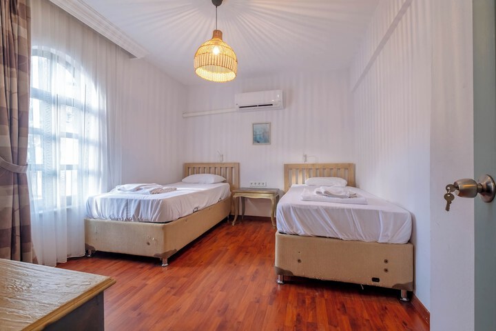 Room 25 of 228