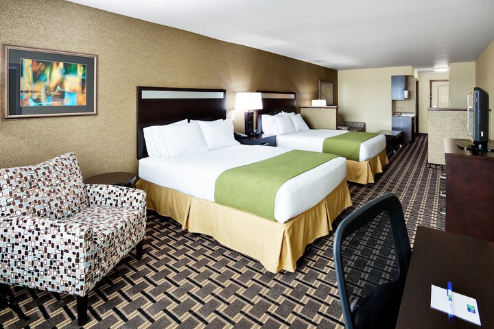 2 Queen Beds (5 of 6)