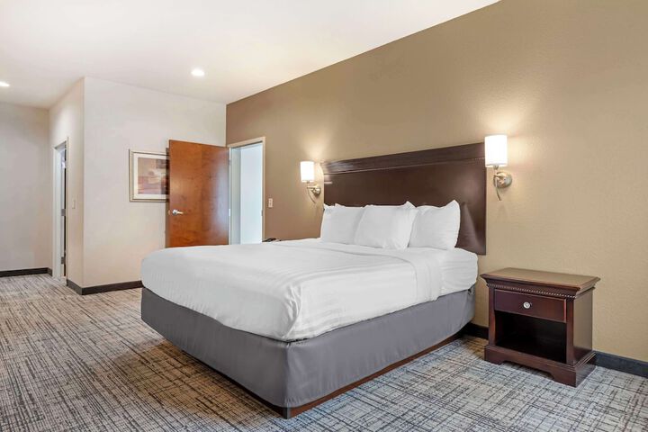 1 King Bed High Speed Internet Accessible Microwave and Refrigerator Flat Screen Television Desk Full Breakfast (9 of 14)