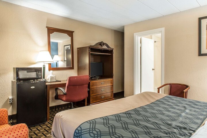 1 King Bed (4 of 6)