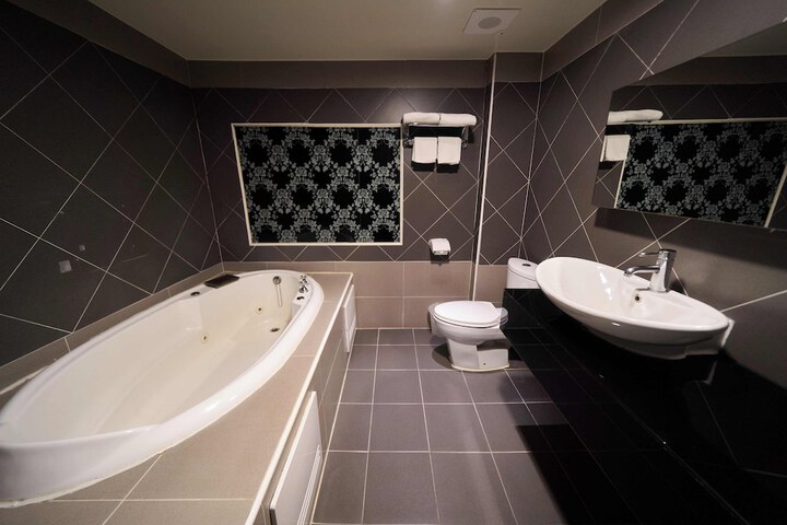 Room 30 of 48