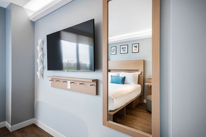 Deluxe Queen Bed (16 of 33)