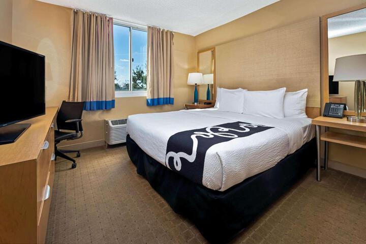 1 King Bed Deluxe Room (12 of 17)