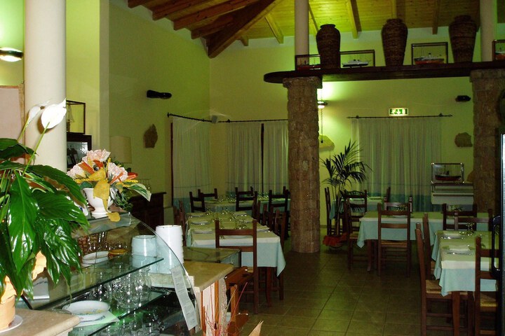 Dining 3 of 4