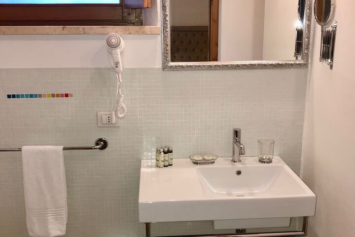 Room 23 of 33