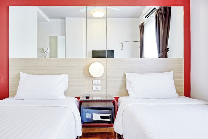 Room 13 of 18
