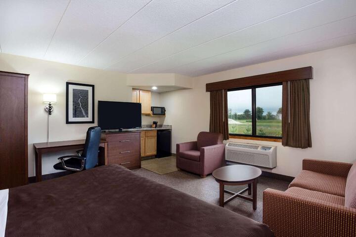 1 King Bed Deluxe Room (6 of 11)