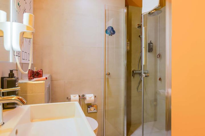 Room 25 of 118