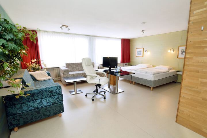 Room 4 of 81