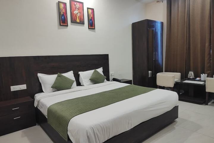 Room 9 of 32