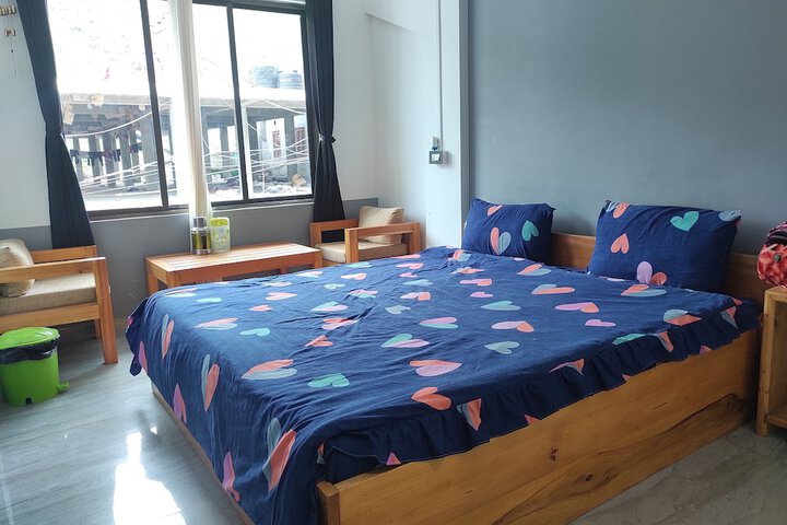 Room 4 of 9